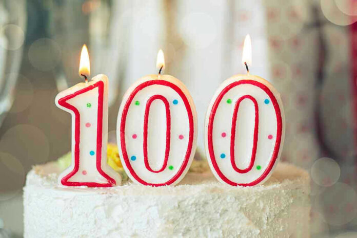 Candles shaped as 100 on a cake.